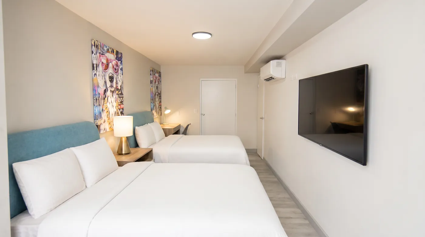 Habitación con dos camas individuales, TV y aire acondicionado