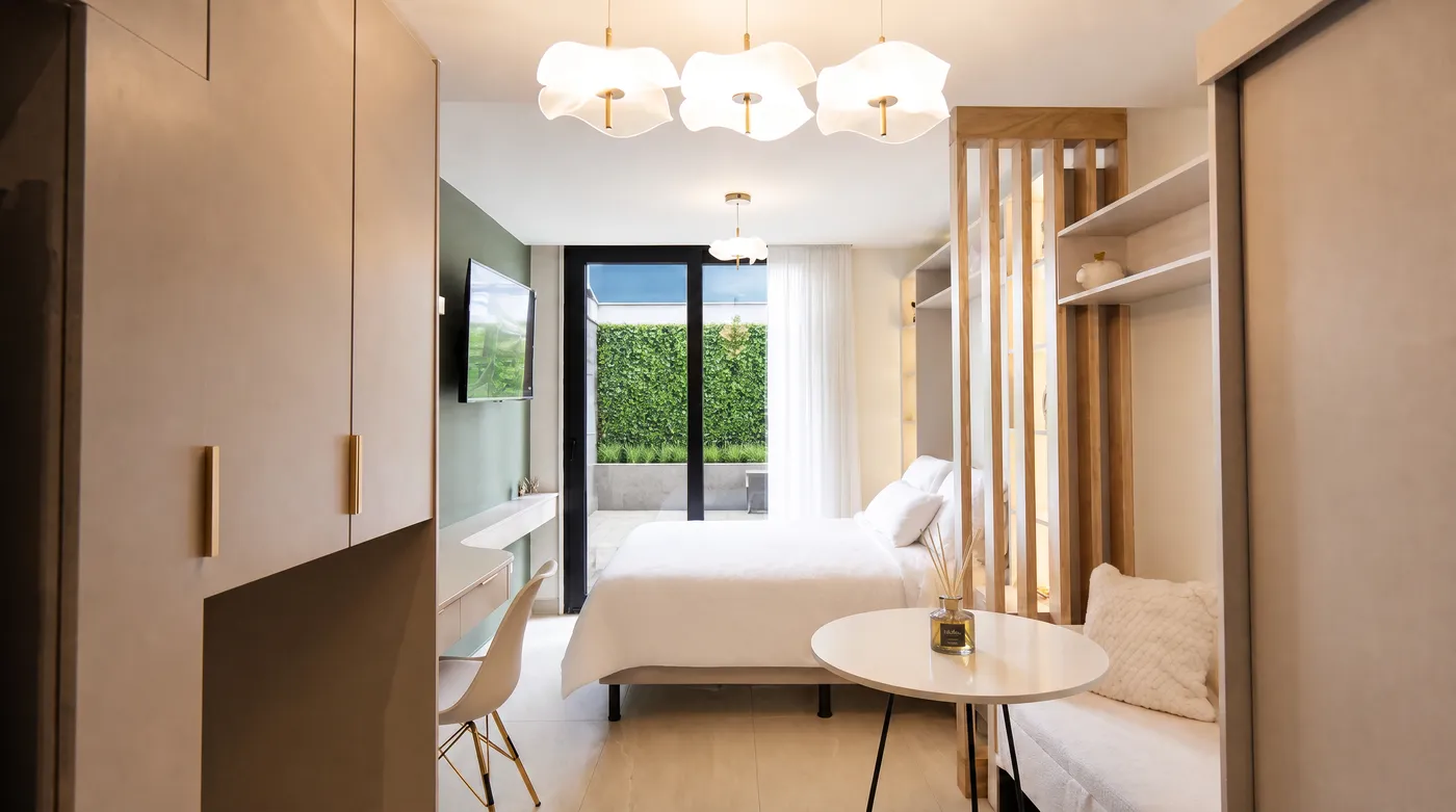 Habitación con celosía de madera y ventanal al jardín
