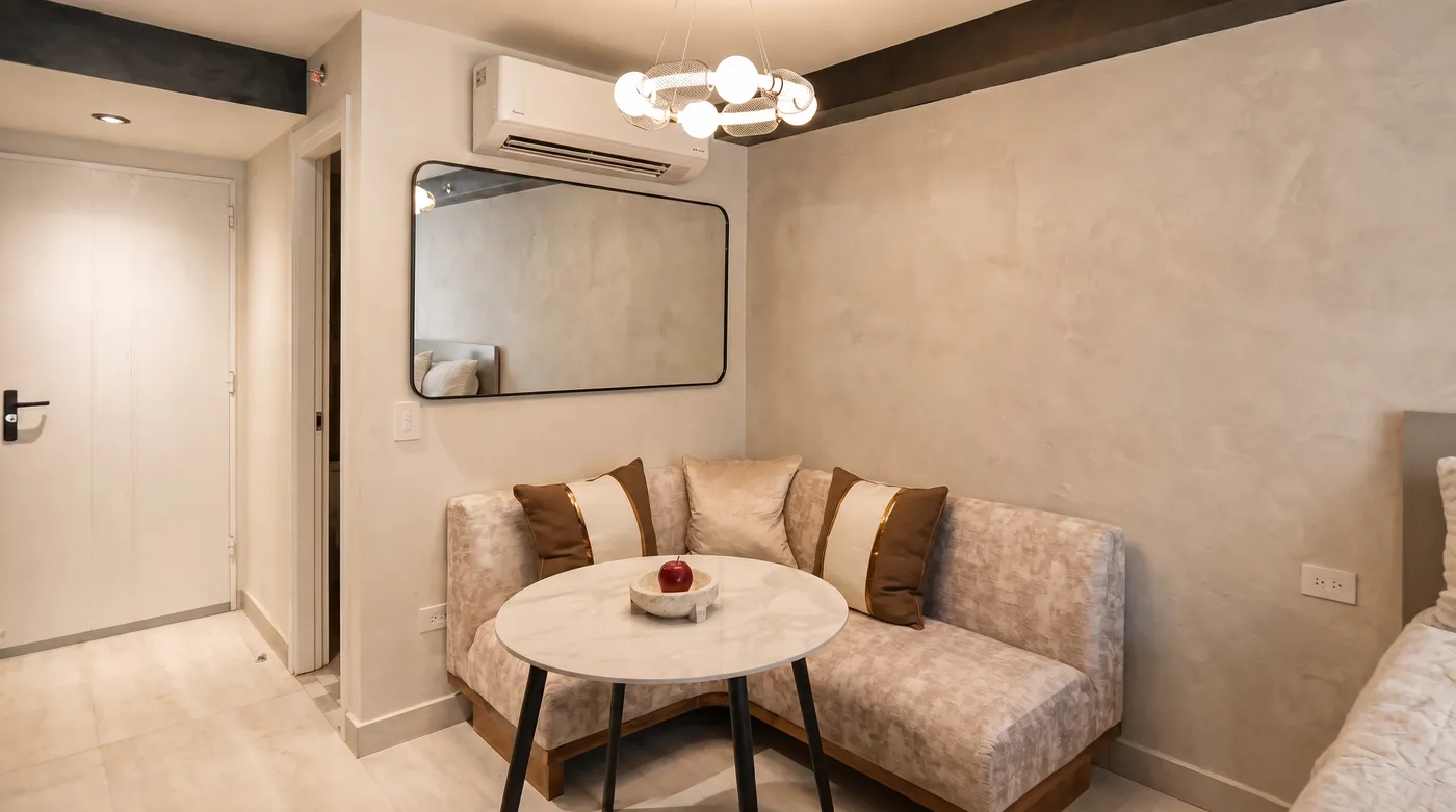 Sala con mesa redonda, espejo y aire acondicionado
