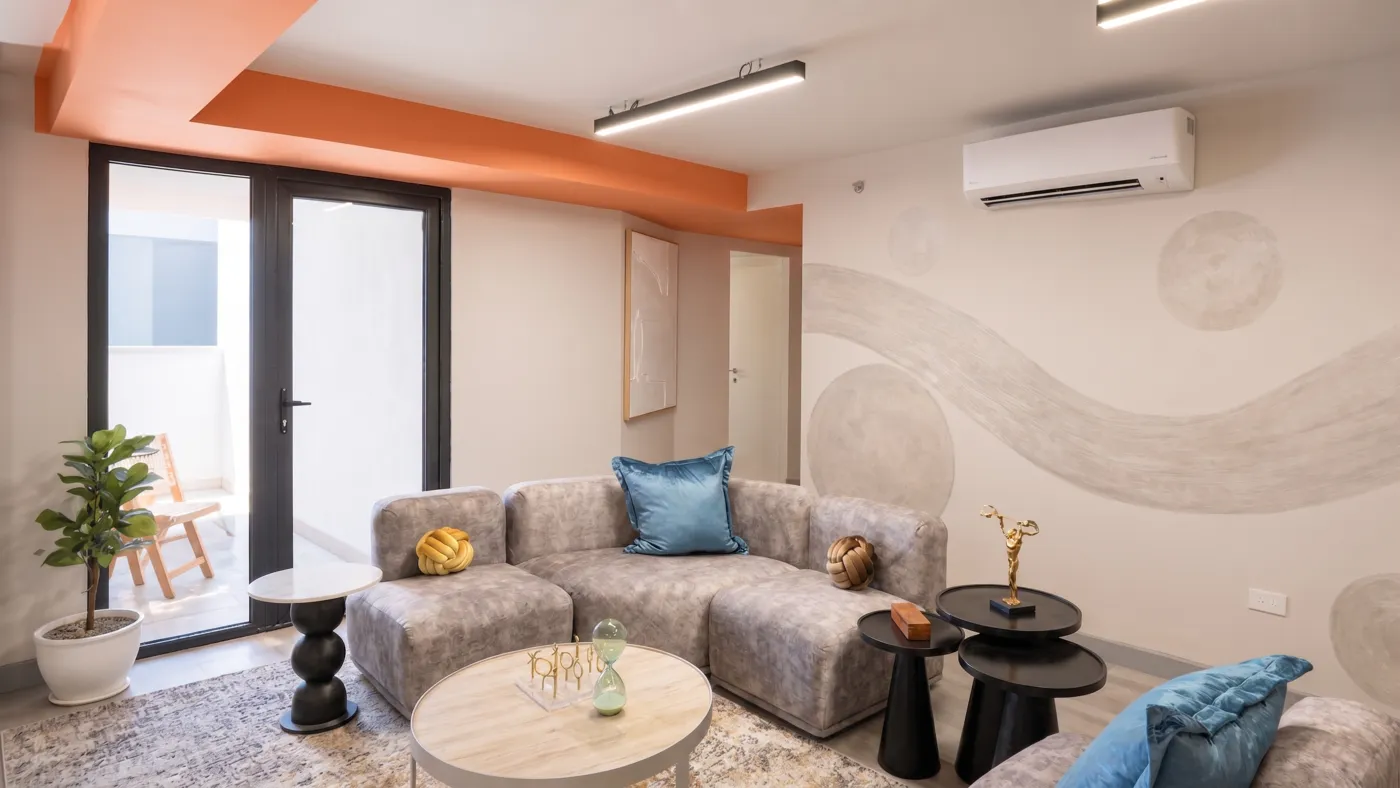 Sala con mural, sofá modular y puerta al jardín