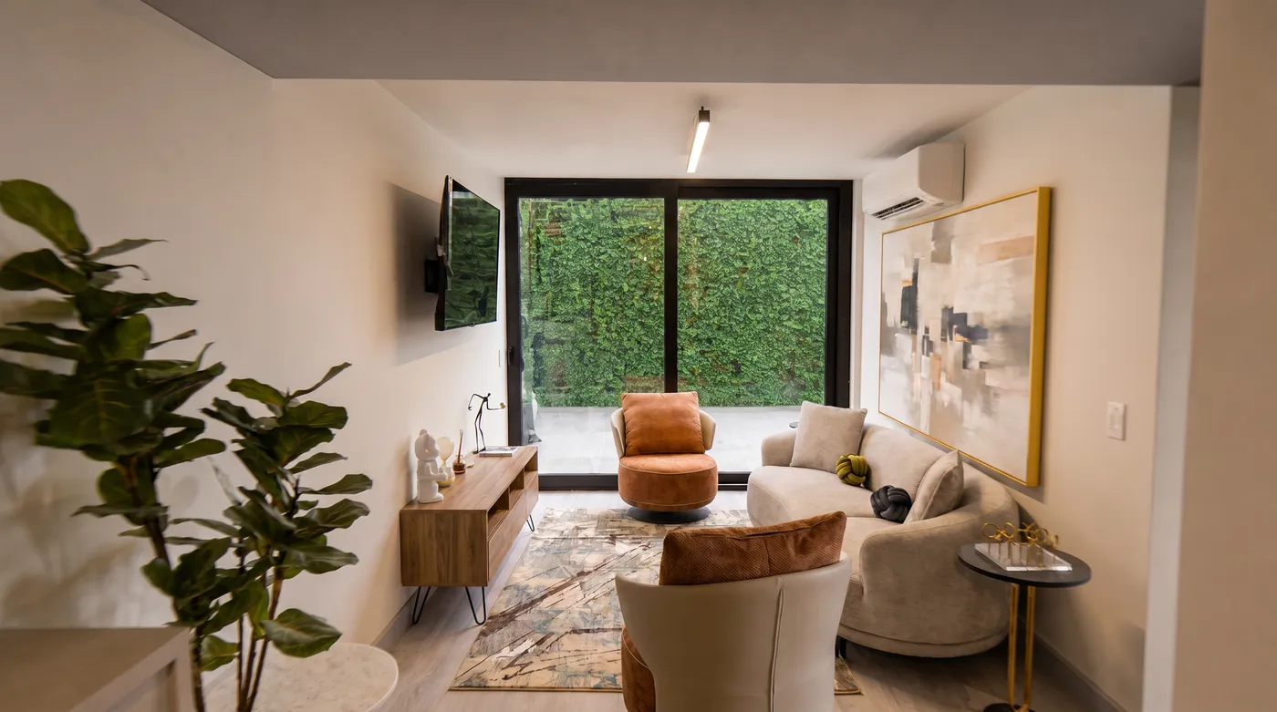 Sala con ventanal al jardín y sillones