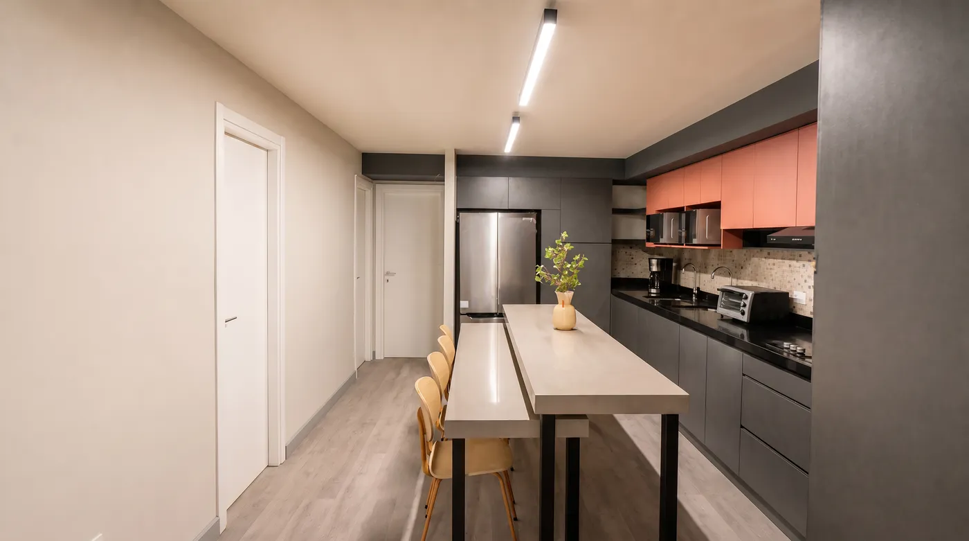 Cocina con barra larga y detalles coral