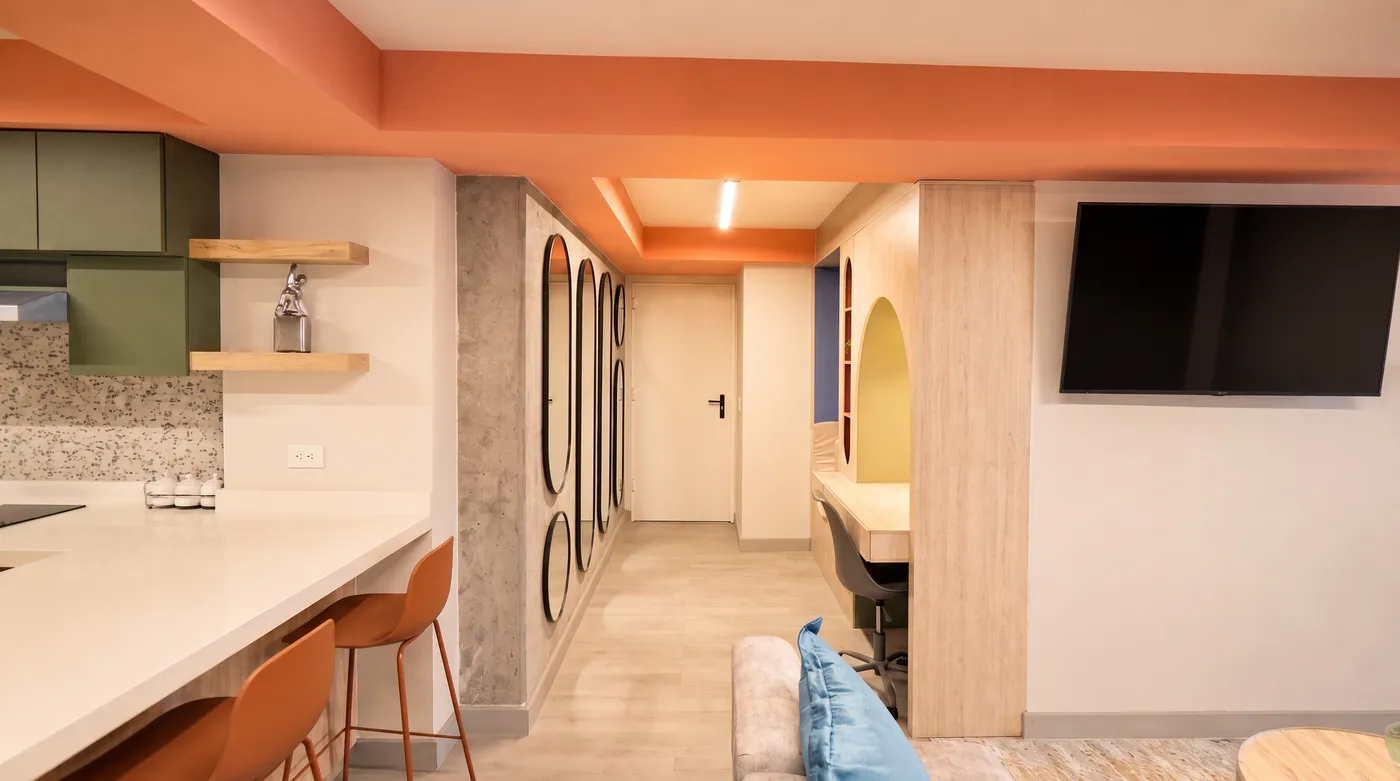 Cocina con barra, viga coral y TV