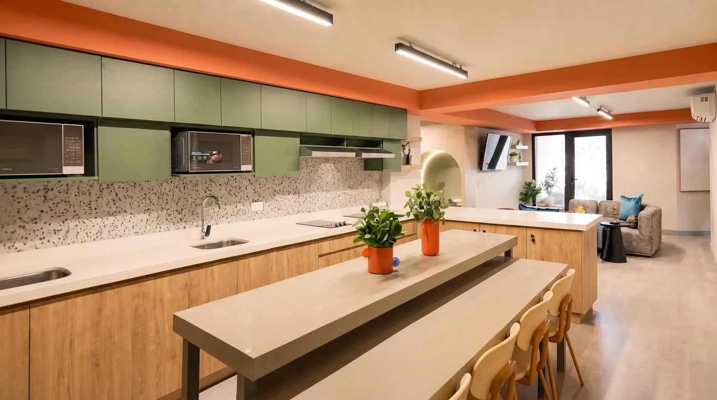 Cocina verde con isla larga y bancos
