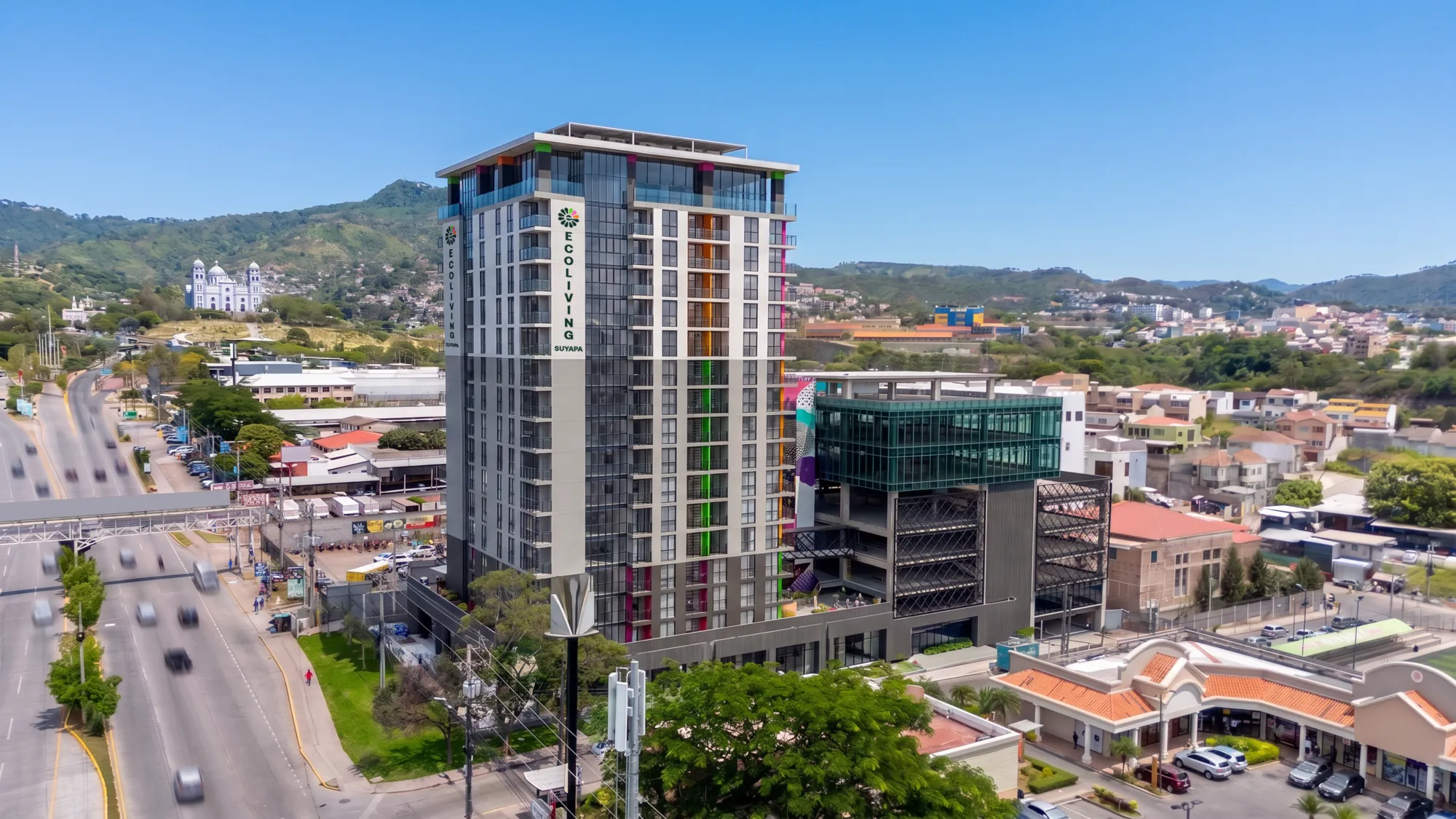 Torre ecoliving suyapa vista desde el bulevar, con su marca en la fachada