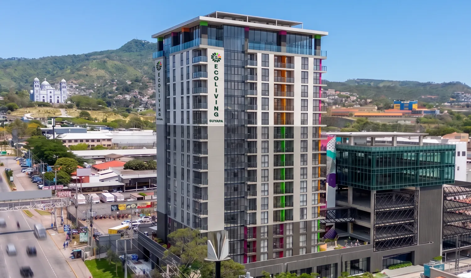 Torre ecoliving suyapa con su marca en la fachada, vista desde el bulevar