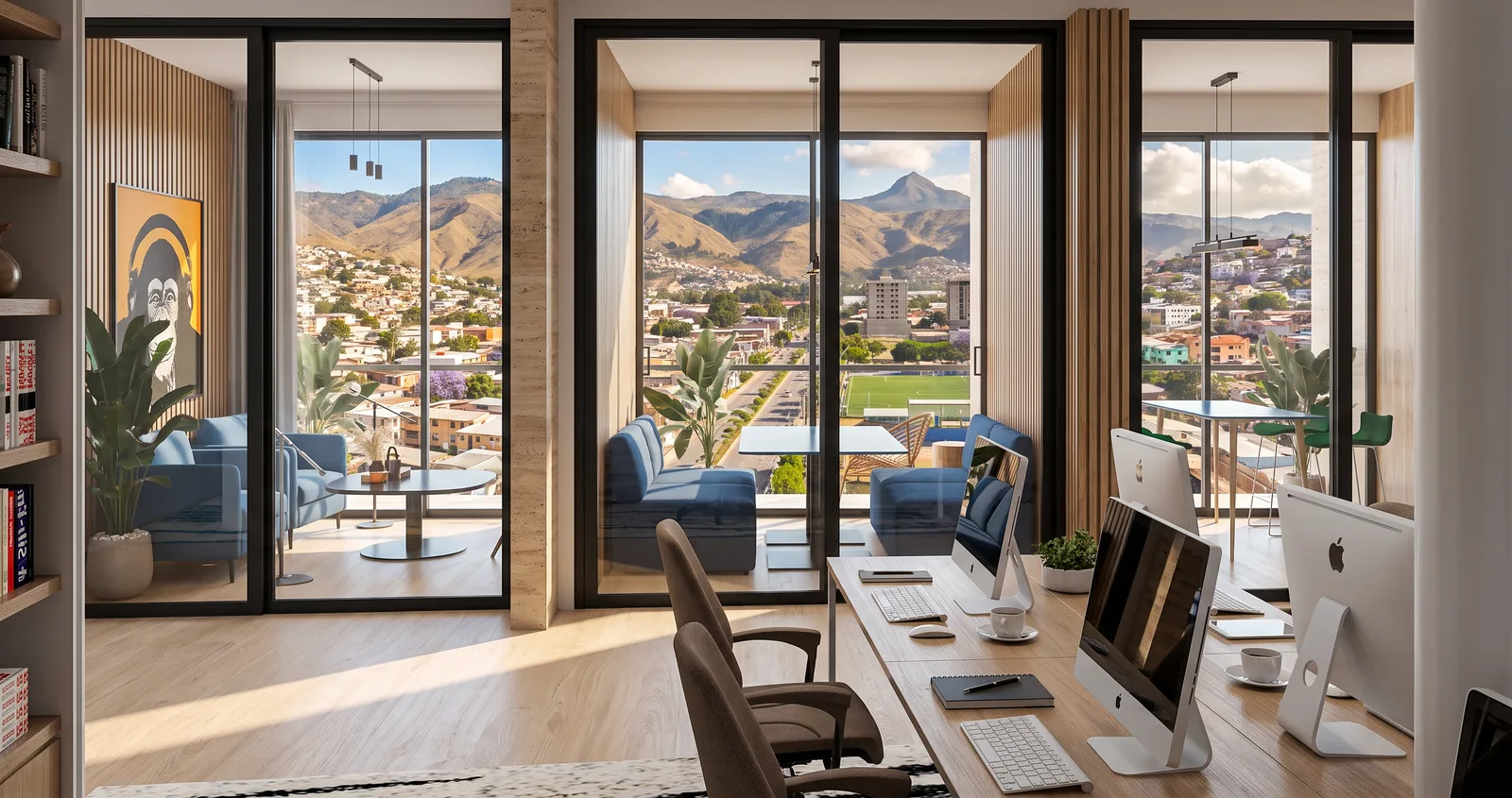 Coworking con escritorios frente a ventanales y vista a las montañas de Tegucigalpa
